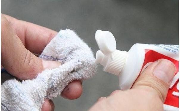 地毯上的乳膠漆的清洗方法